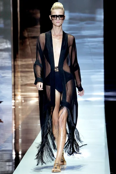 Look 16